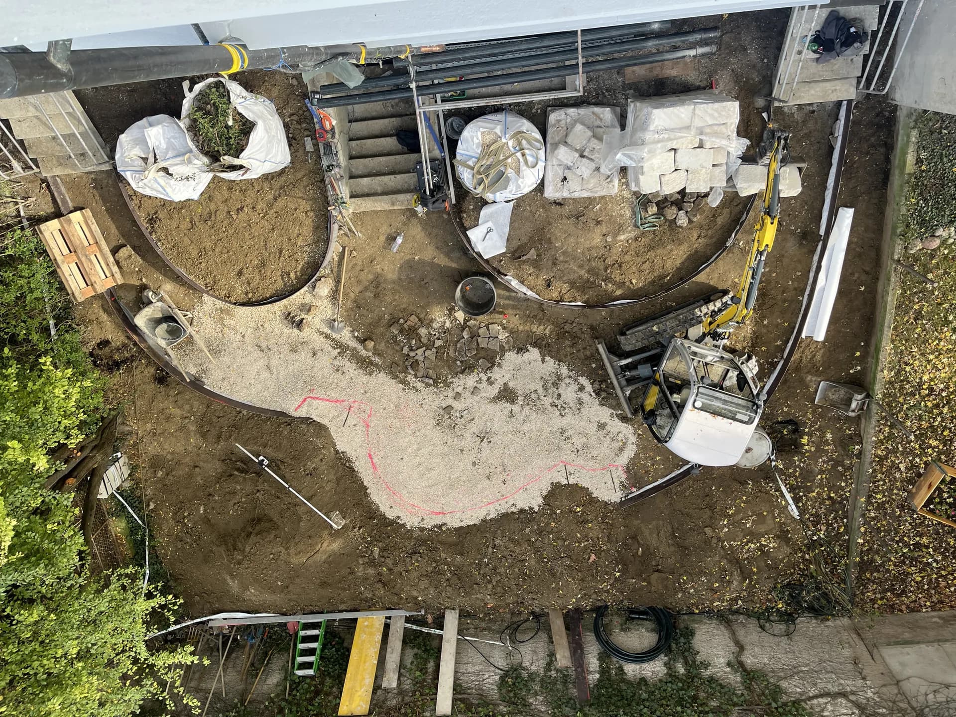 Gartenneuanlage – Luftaufnahme mit Bagger während der Planung