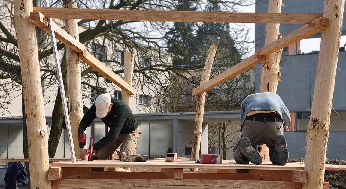 Gartenpavillon aus Holz im Rohbau